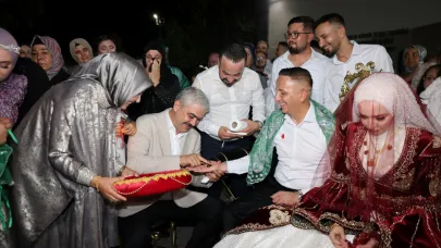 Türkiye de Bir İlk! Personelinin Düğün Kınasını Belediye Başkanı Yaktı
