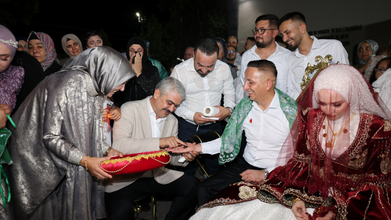 Türkiye de Bir İlk! Personelinin Düğün Kınasını Belediye Başkanı Yaktı