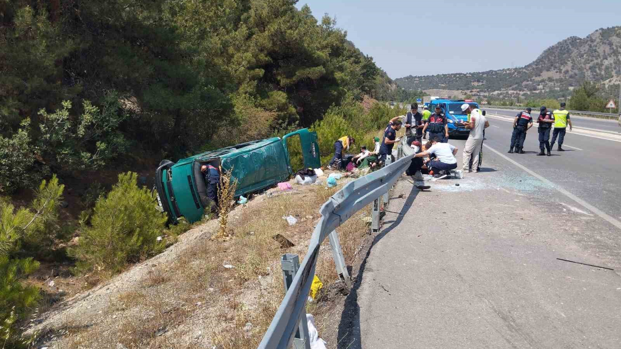 Minibüs Takla Attı: 13 Yaralı