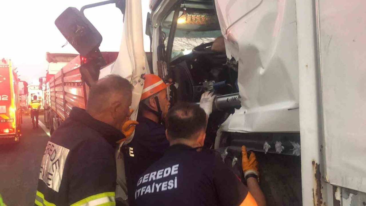 Kamyon Tıra Çarptı: Sürücü Sıkıştı