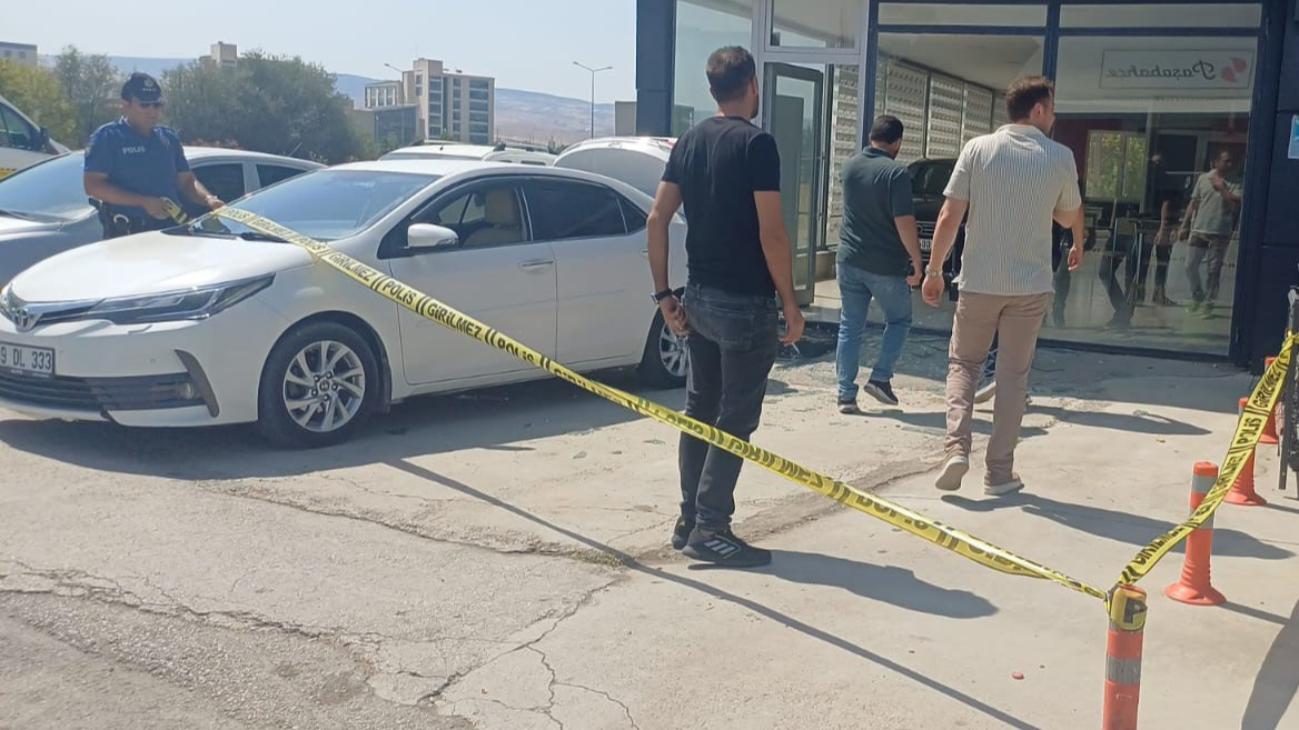 Oto Galeriye Silahlı Saldırı
