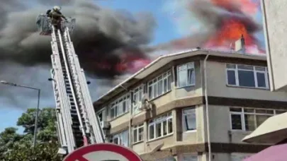 3 Katlı Binanın Çatısında Yangın Çıktı