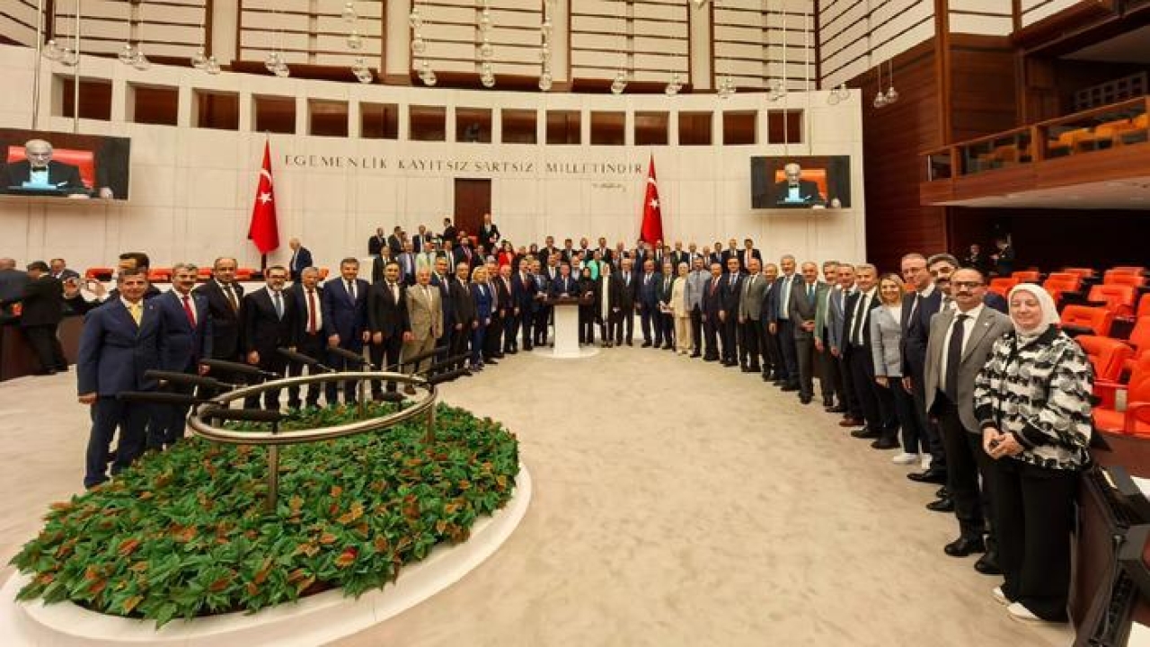 Resmi Olarak Kapandı! Yan Yana Dizilip Fotoğraf Çekildiler...
