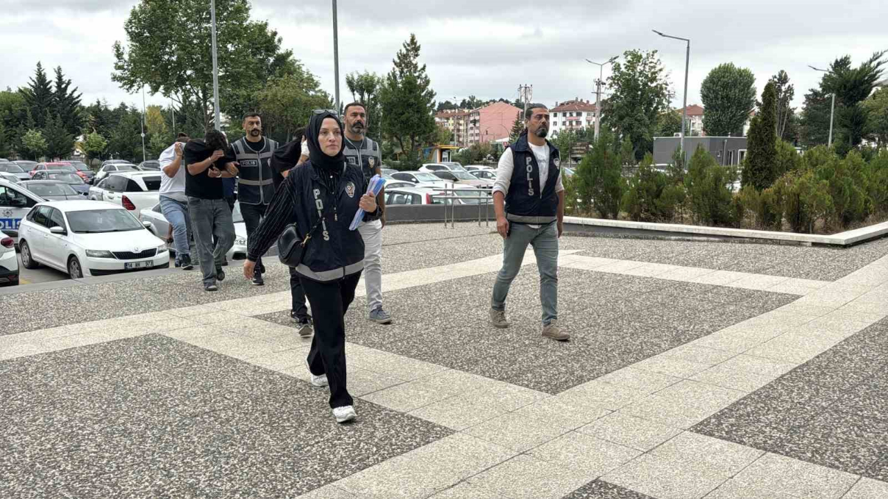 200 Bin Liralık Alkol Çaldılar: "Hepsini İçtik"