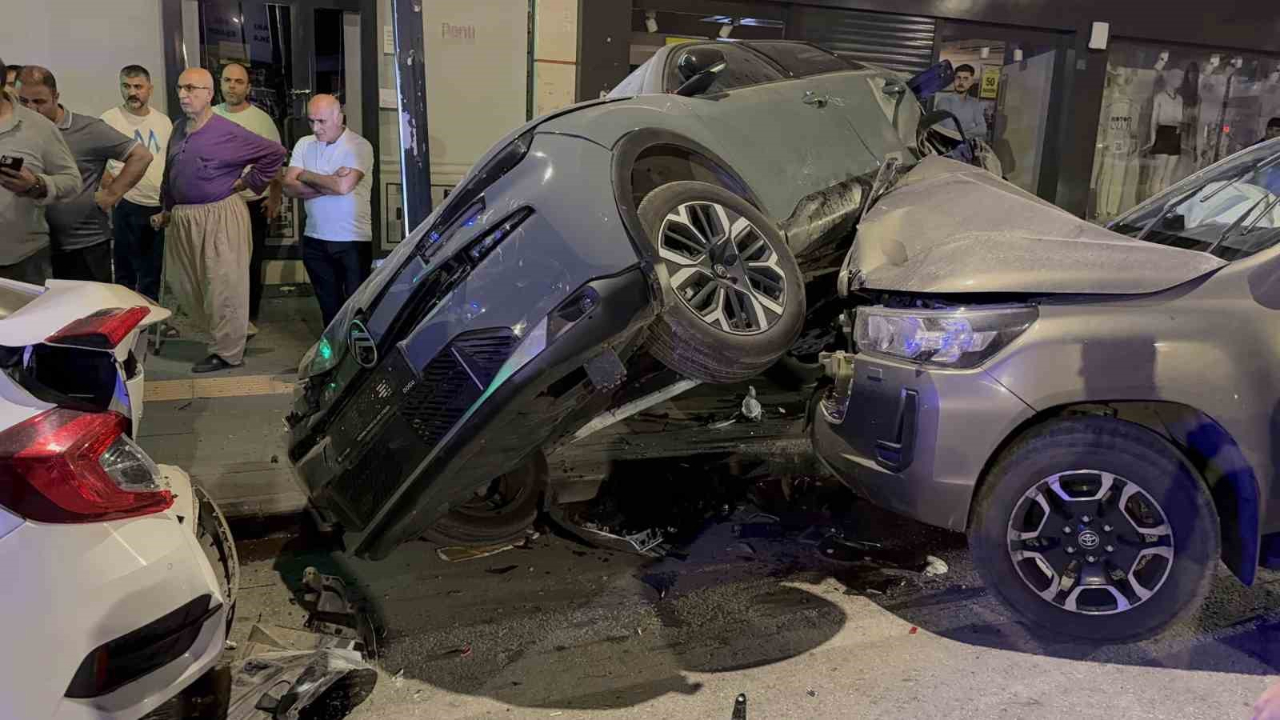 3 Araçlı Zincirleme Trafik Kazası