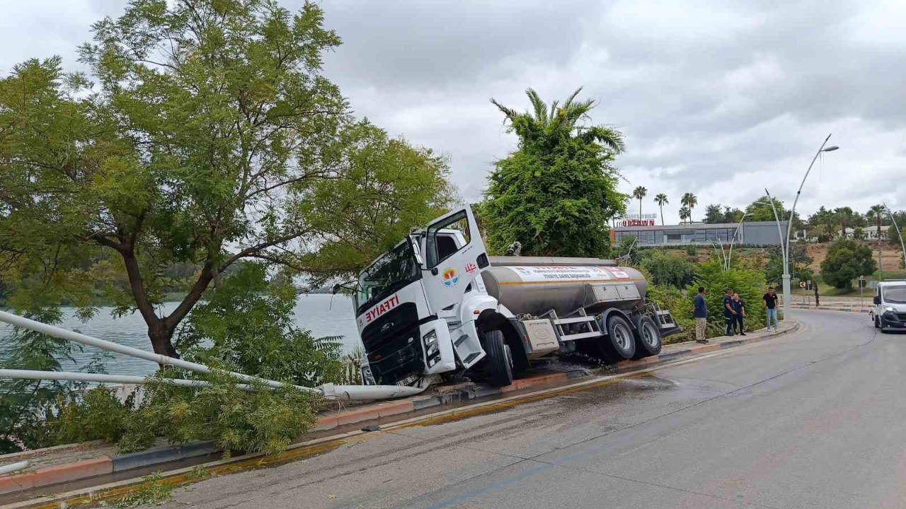 Kontrolden Çıktı,Önce Ağaca Sonra Elektrik Direğine Çarptı