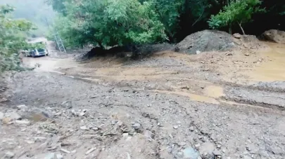 Sağanak Yağış Sonrası Dereler Taştı, Yollar Kapandı