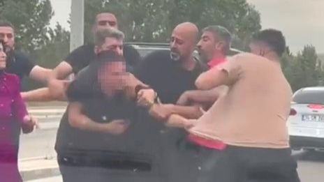 Yol Verme Tartışması Kavgaya Dönüştü:Vatandaşlar Zor Ayırdı