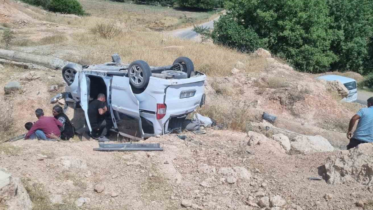 Kontrolden Çıktı, Şarampole Devrildi:5 Yaralı
