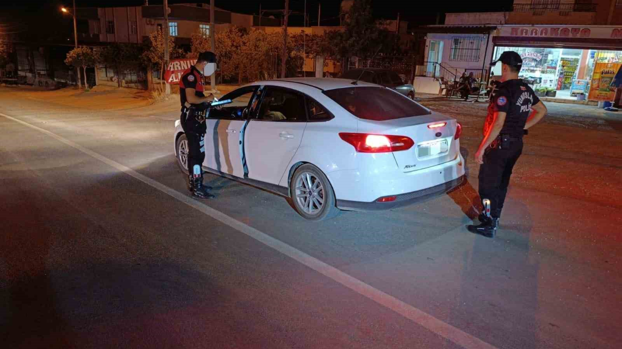 248 Polisle Kozan'a Güven Uygulaması:2 Firari Yakalandı