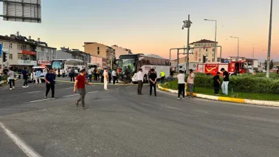 Yolcu Otobüsü Traktörle Çarpıştı: 8 Yaralı