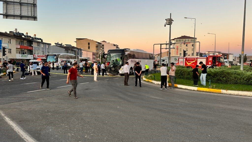 Yolcu Otobüsü Traktörle Çarpıştı: 8 Yaralı