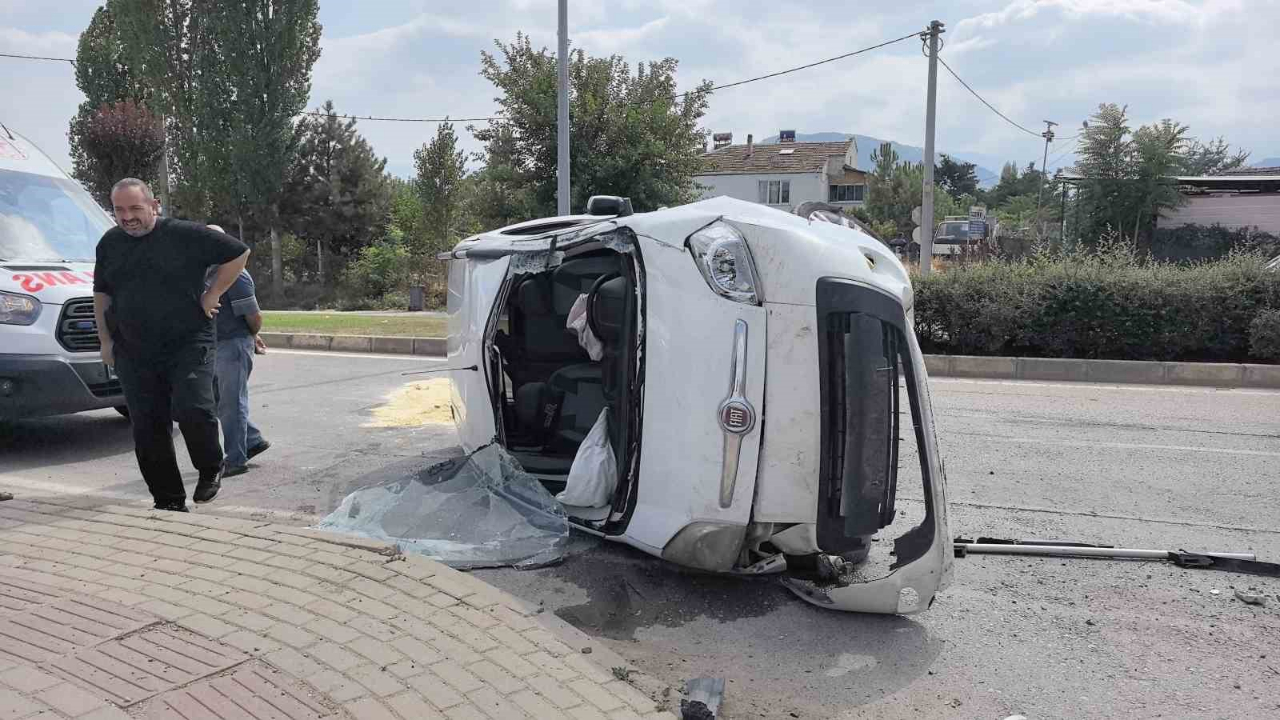 Kontrolden Çıktı, Taklalar Attı:2 Yaralı
