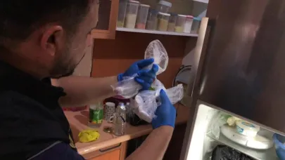 Uyuştucuları Paketleyip Buzdolabına Saklamış