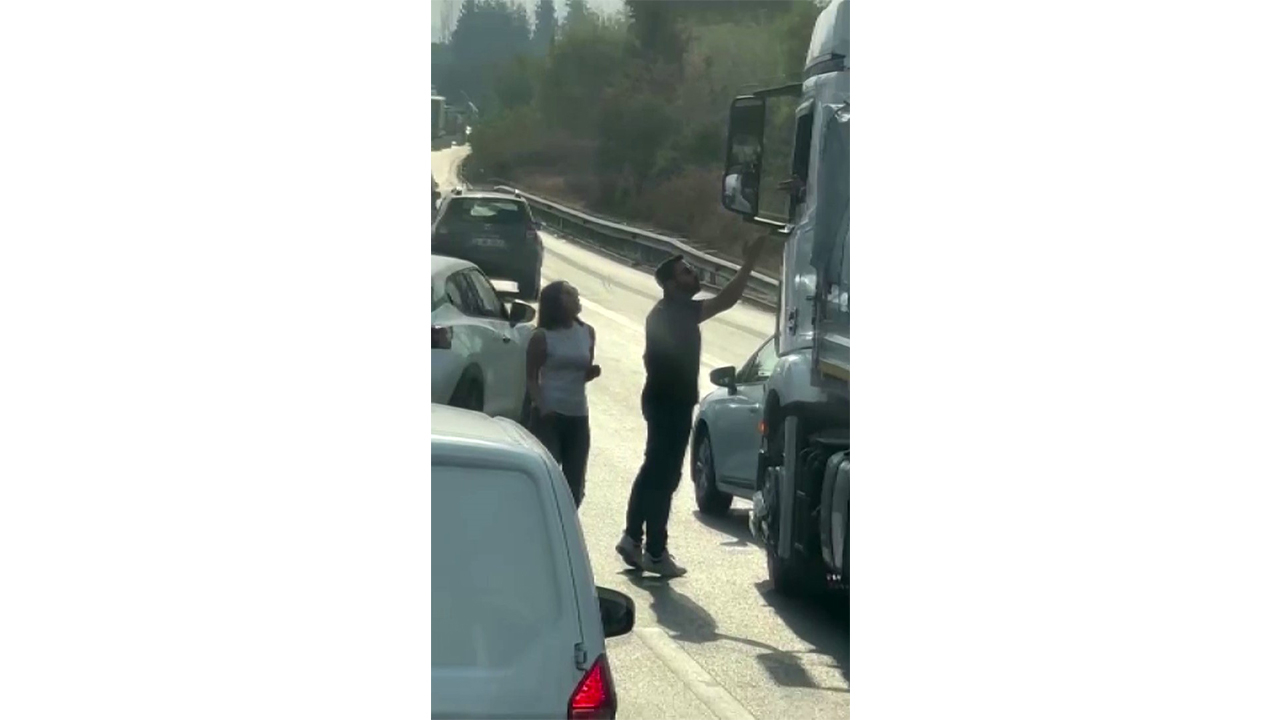 Otoyolda Trafik Terörü:Yolu Kesip, Tehdit Ettiler