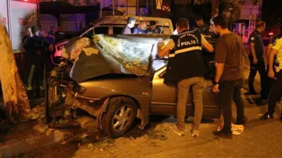 Kontrolden Çıktı, Ağaca Saplandı:2 Ölü