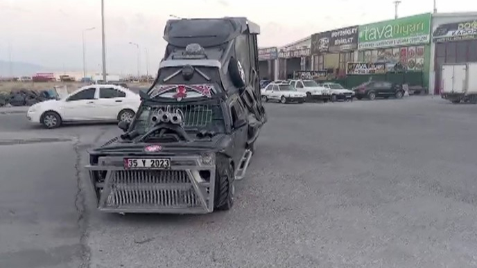 Tofaş'ı Tanka Çevirdi! Asker Kıyafetiyle Dolaşırken Yakalandı