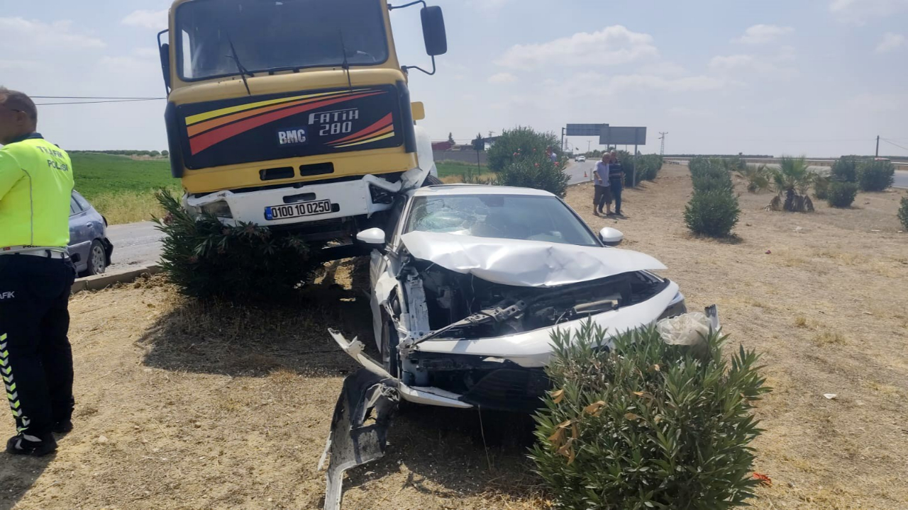 Freni Boşalan Kamyon 4 Araca Çarptı:3 Yaralı