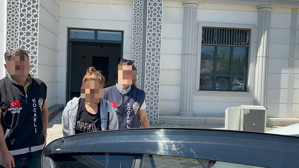 Suç Makinesi Kadın 500 Bin TL'lik Vurgun Yaparken Yakalandı
