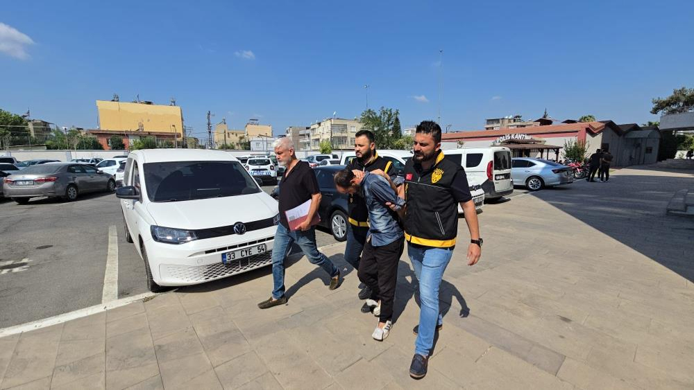 Hırsızlık Yaparken Kameraya Yakalandı