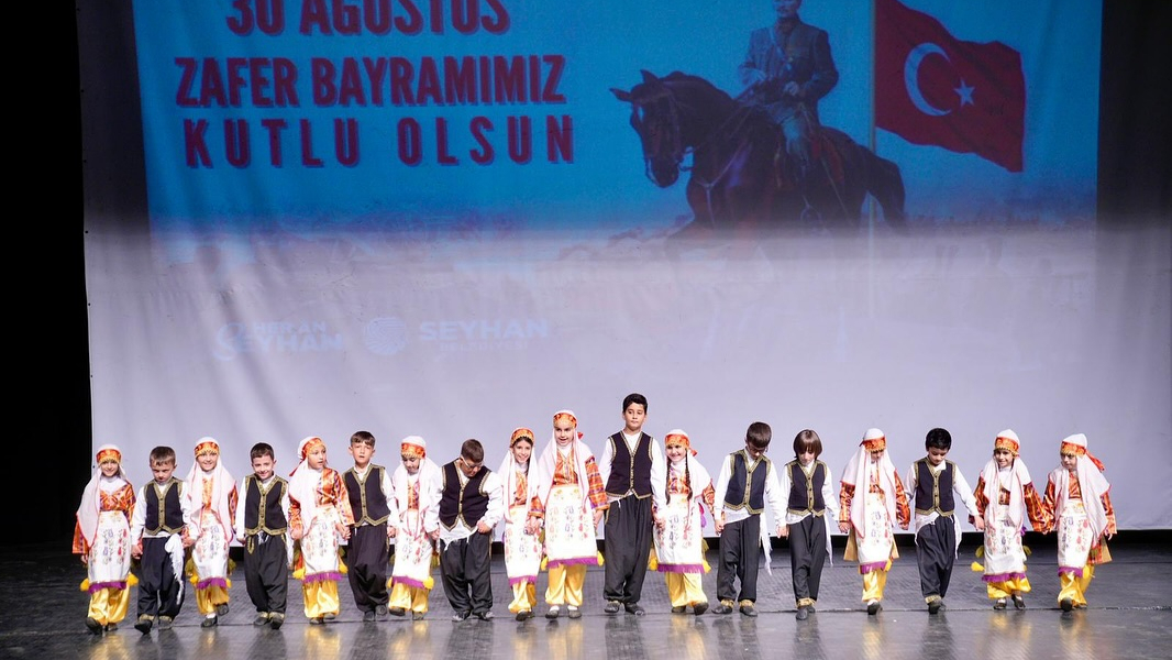 Seyhan'da Zafer Bayramı Coşkusu Çocuklarla Birlikte Yükseldi