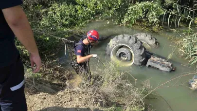 Sulama Kanalına Devrilen Traktörün Altında Kaldı