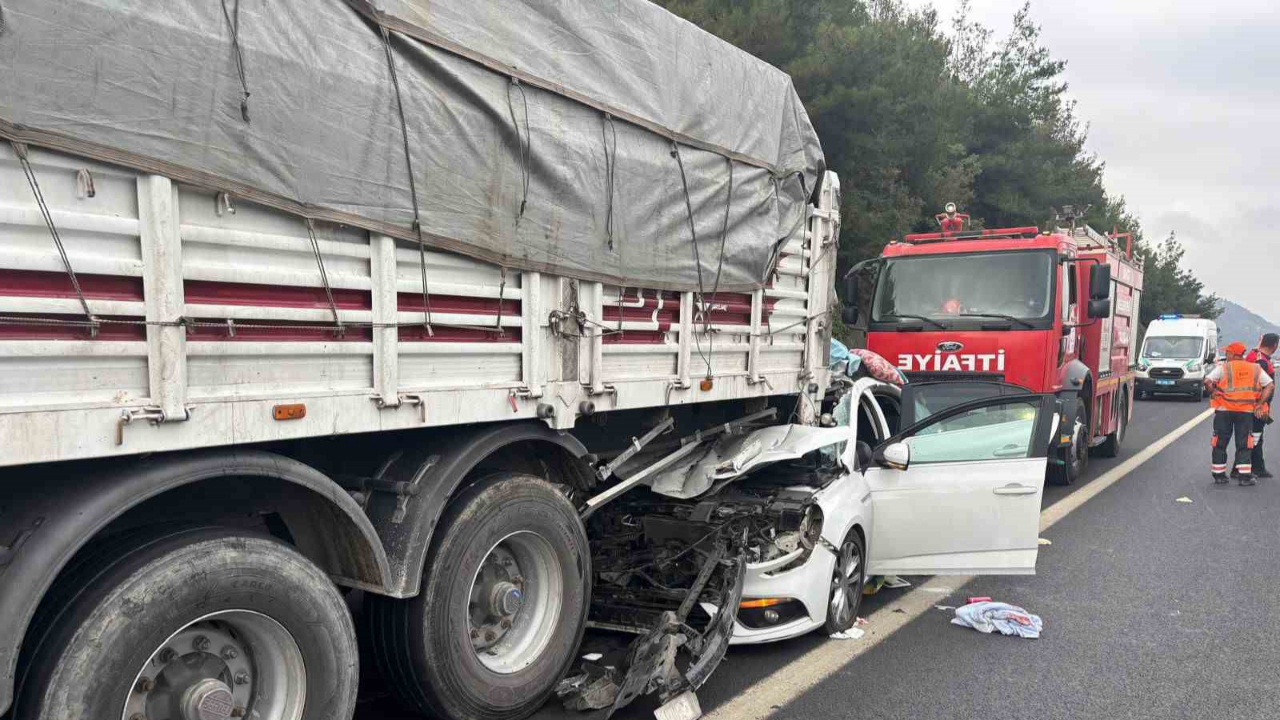 Otomobil Tıra Arkadan Çarptı:4 Ağır Yaralı