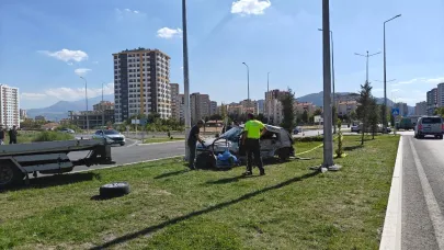 Otomobiller Çarpıştı:2 Ölü,2 Yaralı
