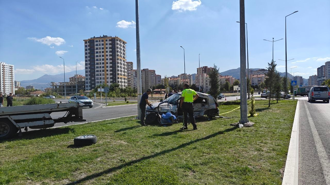 Otomobiller Çarpıştı:2 Ölü,2 Yaralı