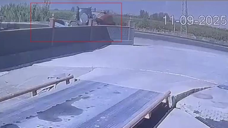 Otomobil, Traktörle Çarpıştı:1 Ölü,3 Yaralı