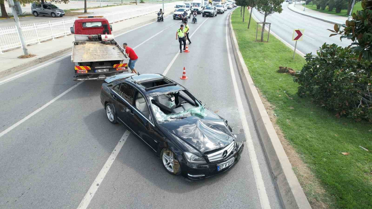 Sahil Yolu’nda Kaza:Lüks Otomobil Takla Atıp Devrildi