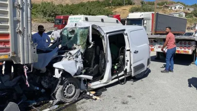 Hafif Ticari Araç Tırın Altına Girdi:1 Ölü