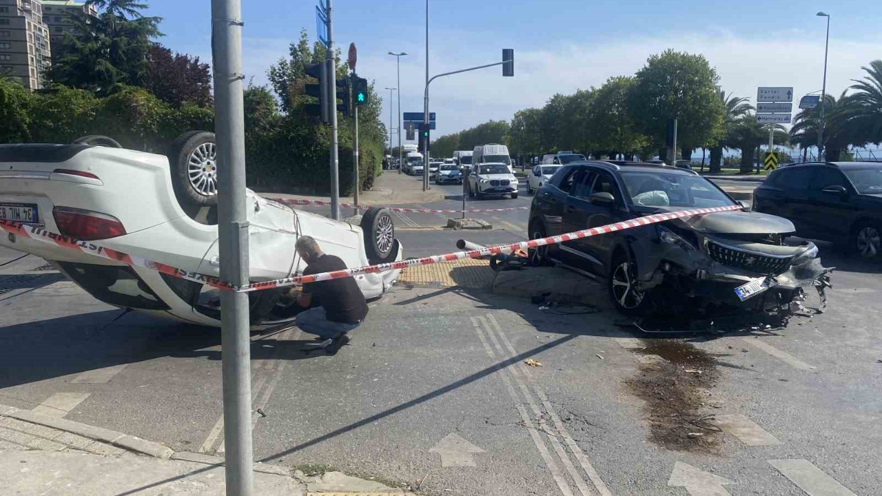 Otomobil, Hafif Ticari Araçla Çarpıştı:3 Yaralı