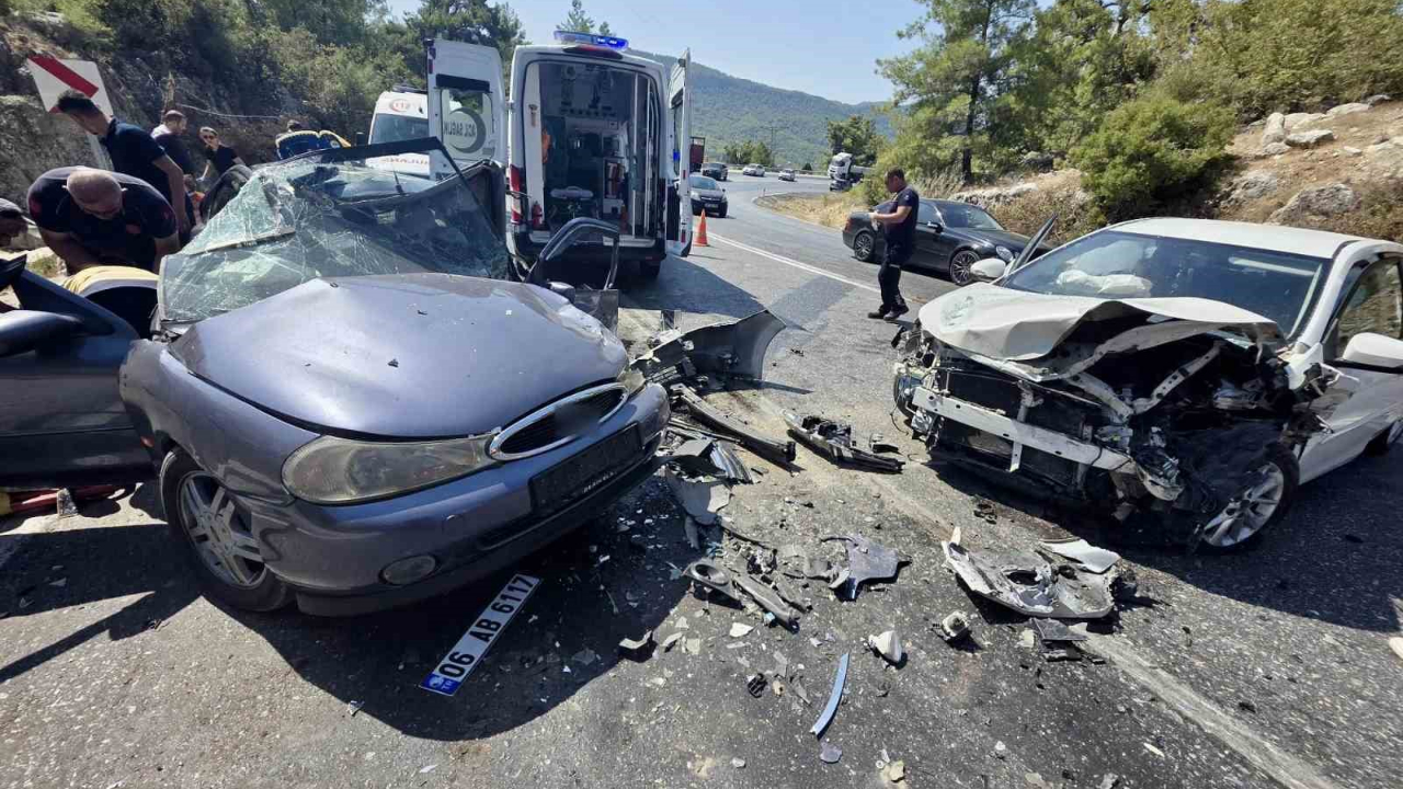 Otomobiller Çarpıştı:8 Yaralı