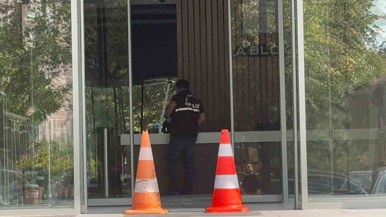 Boşanma Aşamasındaki Eşini Silahla Yaralayıp, Kaçtı