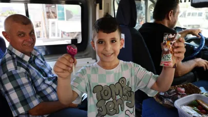 Dolmuş Şoförü Çocukların Gönüllerine Dokunuyor