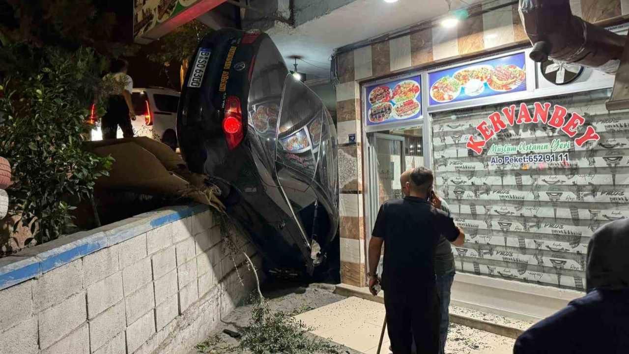 Fren Yerine Gaza Bastı, Lokantaya Daldı
