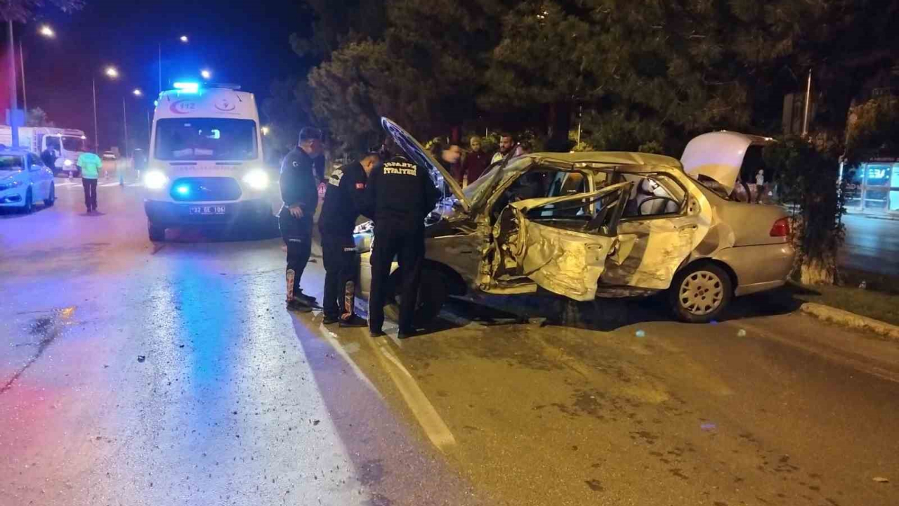 Otomobil Ağaçlara Çarparak Durabildi:Genç Sürücü Yaralandı