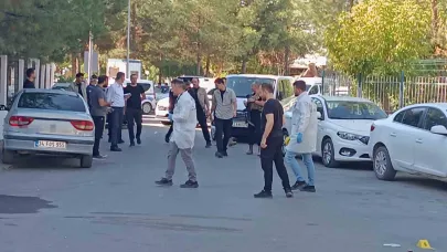 Tartışma Silahlı Kavgaya Dönüştü:Kurşunlar Araçlara İsabet Etti