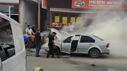 Adana’da Yanan Otomobili Esnaf Su Ve Yangın Tüpüyle Söndürdü