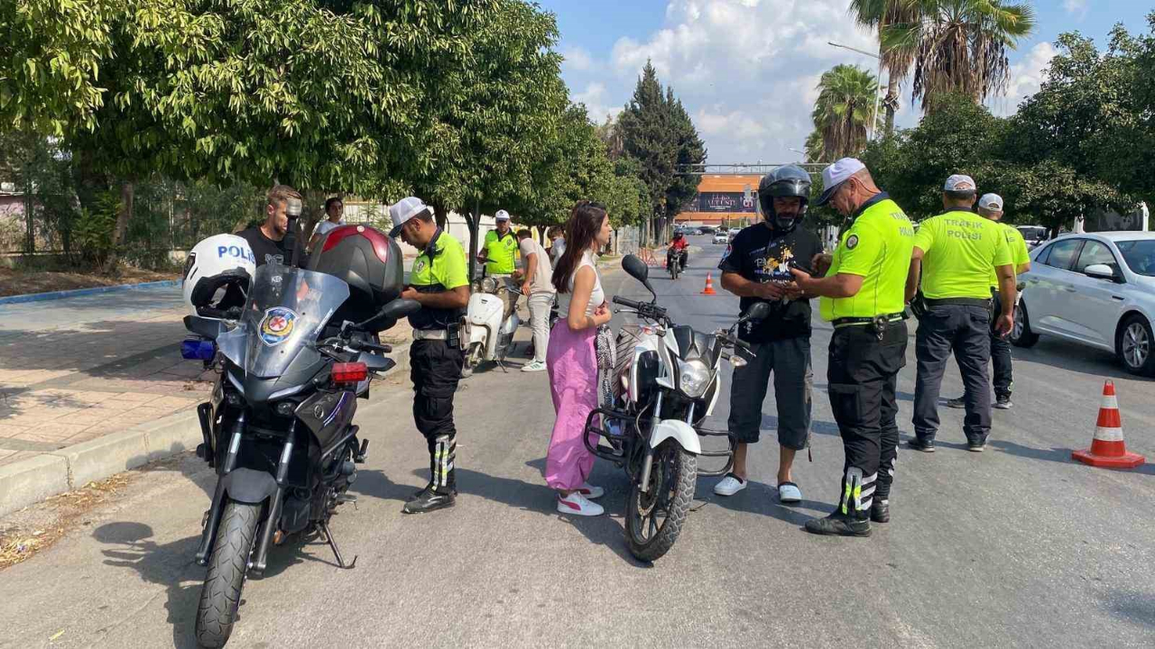 Adana'da Motosiklet Sürücülerine Ceza Kesildi