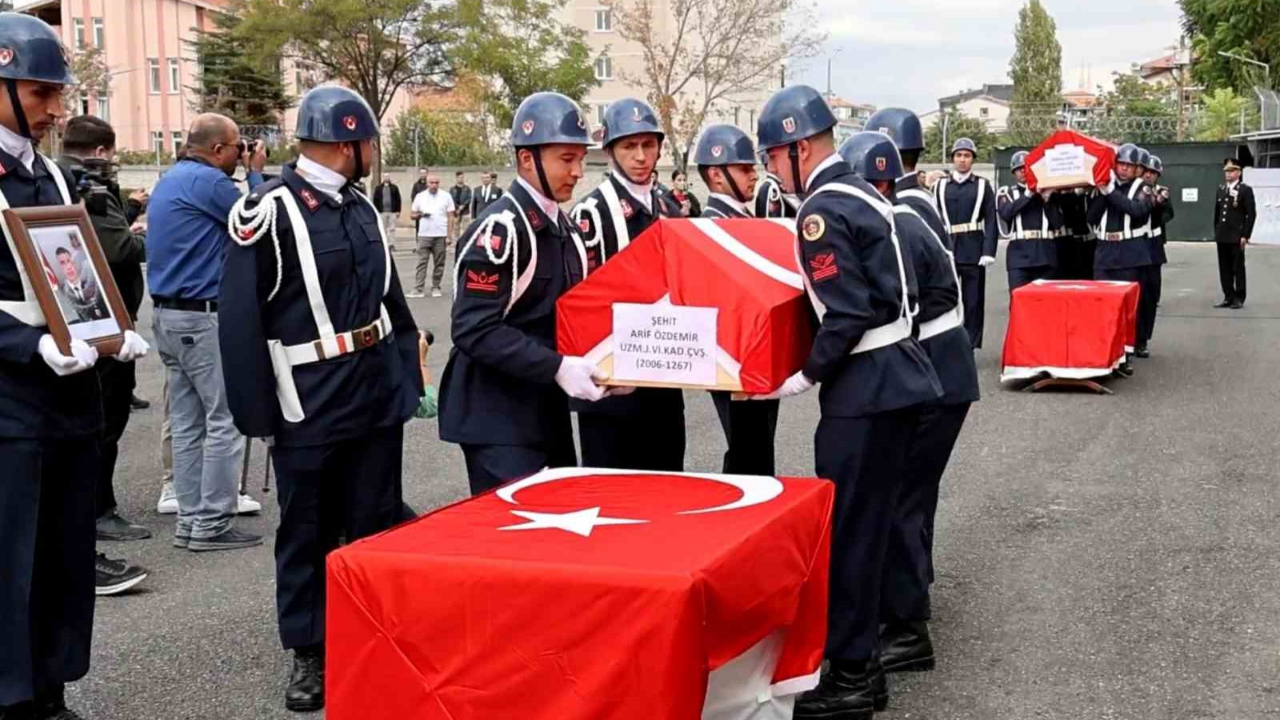 Şehit Jandarmalar Gözyaşlarıyla Memleketlerine Uğurlandı
