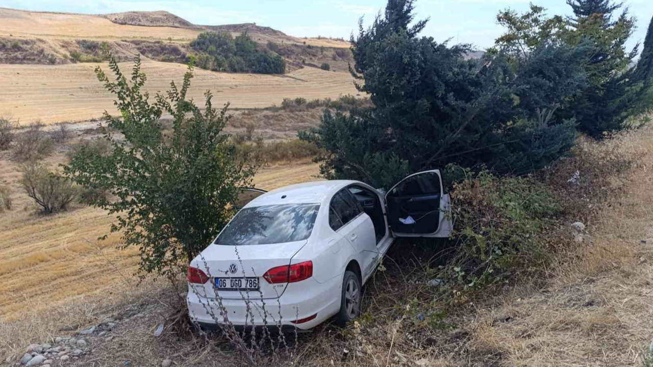 Otomobil Şarampole Yuvarlandı: 2 Yaralı