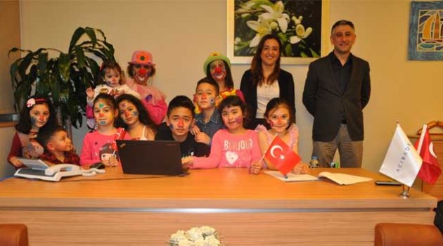 23 Nisan’da koltuklarını çocuklara bıraktılar