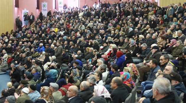 250 lira taksitli ev için kura izdihamı