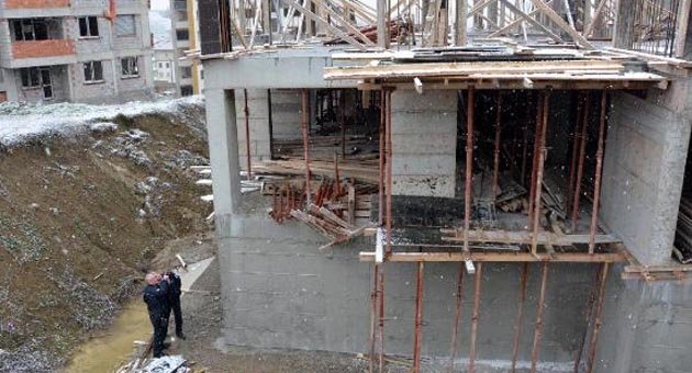 2'nci kattan düşen inşaat işçisi yaralandı