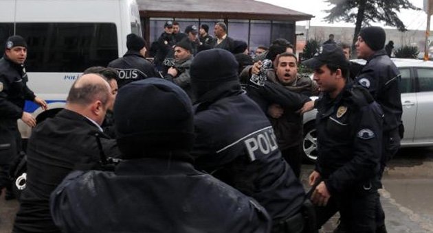 3 kişinin öldüğü davada tahliye kararı arbedeye neden oldu
