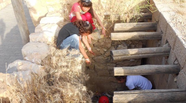 3 kız çocuğunun topu harabeye kaçınca ortaya çıktı!