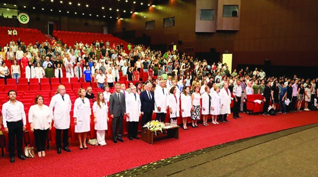 300 Hekim adayı beyaz önlüklerini giydi