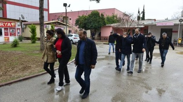 4 Erkekle Bir Olup Öz Kardeşinin 280 Bin Lirasını Gasp Etti